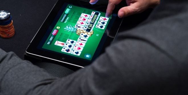 Understand Offline and Online Poker Play